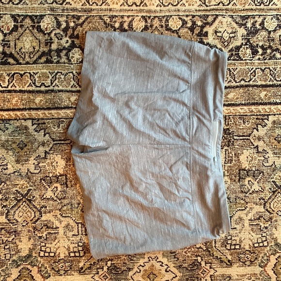 Maternity GapFit 3.5" Running Shorts in Gray Size Small - Picture 2 of 5